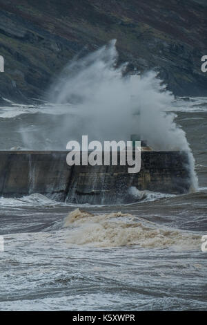 Aberystwyth Wales UK, Montag, 11. September 2017 UK Wetter: Strong gale force Winde und stürmischer See Teig den Hafen Leuchtturm und Strand in Aberystwyth an der Küste der Cardigan Bay in West Wales. Gelb A Met Office ''Warnung für die südwestlichen Regionen des Vereinigten Königreichs ausgestellt wurde, mit Böen von bis zu 60 mph während des Morgens erwartet. Photo Credit: Keith Morris/Alamy leben Nachrichten Stockfoto