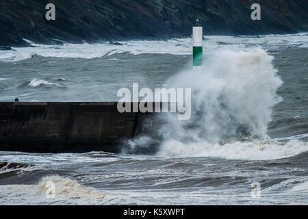 Aberystwyth Wales UK, Montag, 11. September 2017 UK Wetter: Strong gale force Winde und stürmischer See Teig den Hafen Leuchtturm und Strand in Aberystwyth an der Küste der Cardigan Bay in West Wales. Gelb A Met Office ''Warnung für die südwestlichen Regionen des Vereinigten Königreichs ausgestellt wurde, mit Böen von bis zu 60 mph während des Morgens erwartet. Photo Credit: Keith Morris/Alamy leben Nachrichten Stockfoto