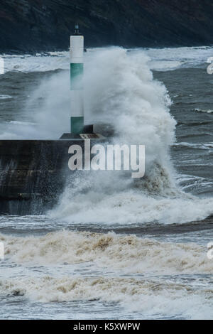 Aberystwyth Wales UK, Montag, 11. September 2017 UK Wetter: Strong gale force Winde und stürmischer See Teig den Hafen Leuchtturm und Strand in Aberystwyth an der Küste der Cardigan Bay in West Wales. Gelb A Met Office ''Warnung für die südwestlichen Regionen des Vereinigten Königreichs ausgestellt wurde, mit Böen von bis zu 60 mph während des Morgens erwartet. Photo Credit: Keith Morris/Alamy leben Nachrichten Stockfoto