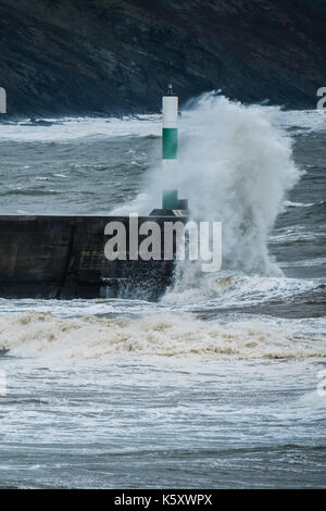 Aberystwyth Wales UK, Montag, 11. September 2017 UK Wetter: Strong gale force Winde und stürmischer See Teig den Hafen Leuchtturm und Strand in Aberystwyth an der Küste der Cardigan Bay in West Wales. Gelb A Met Office ''Warnung für die südwestlichen Regionen des Vereinigten Königreichs ausgestellt wurde, mit Böen von bis zu 60 mph während des Morgens erwartet. Photo Credit: Keith Morris/Alamy leben Nachrichten Stockfoto