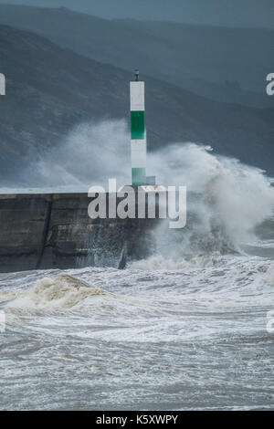 Aberystwyth Wales UK, Montag, 11. September 2017 UK Wetter: Strong gale force Winde und stürmischer See Teig den Hafen Leuchtturm und Strand in Aberystwyth an der Küste der Cardigan Bay in West Wales. Gelb A Met Office ''Warnung für die südwestlichen Regionen des Vereinigten Königreichs ausgestellt wurde, mit Böen von bis zu 60 mph während des Morgens erwartet. Photo Credit: Keith Morris/Alamy leben Nachrichten Stockfoto