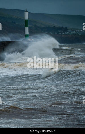 Aberystwyth Wales UK, Montag, 11. September 2017 UK Wetter: Strong gale force Winde und stürmischer See Teig den Hafen Leuchtturm und Strand in Aberystwyth an der Küste der Cardigan Bay in West Wales. Gelb A Met Office ''Warnung für die südwestlichen Regionen des Vereinigten Königreichs ausgestellt wurde, mit Böen von bis zu 60 mph während des Morgens erwartet. Photo Credit: Keith Morris/Alamy leben Nachrichten Stockfoto