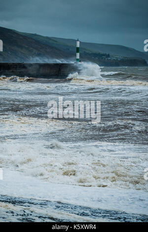 Aberystwyth Wales UK, Montag, 11. September 2017 UK Wetter: Strong gale force Winde und stürmischer See Teig den Hafen Leuchtturm und Strand in Aberystwyth an der Küste der Cardigan Bay in West Wales. Gelb A Met Office ''Warnung für die südwestlichen Regionen des Vereinigten Königreichs ausgestellt wurde, mit Böen von bis zu 60 mph während des Morgens erwartet. Photo Credit: Keith Morris/Alamy leben Nachrichten Stockfoto