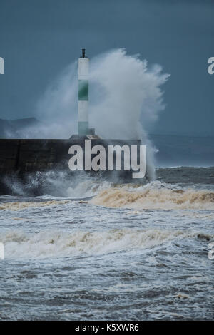 Aberystwyth Wales UK, Montag, 11. September 2017 UK Wetter: Strong gale force Winde und stürmischer See Teig den Hafen Leuchtturm und Strand in Aberystwyth an der Küste der Cardigan Bay in West Wales. Gelb A Met Office ''Warnung für die südwestlichen Regionen des Vereinigten Königreichs ausgestellt wurde, mit Böen von bis zu 60 mph während des Morgens erwartet. Photo Credit: Keith Morris/Alamy leben Nachrichten Stockfoto