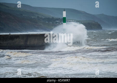 Aberystwyth Wales UK, Montag, 11. September 2017 UK Wetter: Strong gale force Winde und stürmischer See Teig den Hafen Leuchtturm und Strand in Aberystwyth an der Küste der Cardigan Bay in West Wales. Gelb A Met Office ''Warnung für die südwestlichen Regionen des Vereinigten Königreichs ausgestellt wurde, mit Böen von bis zu 60 mph während des Morgens erwartet. Photo Credit: Keith Morris/Alamy leben Nachrichten Stockfoto