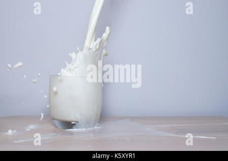 Milch spritzen aus dem Glas Stockfoto