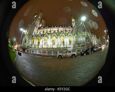 Quito, Ecuador - 2017: Die Basilika des Nationalen Gelübdes (Basílica del Voto Nacional) ist eine römisch-katholische Kirche im historischen Zentrum. Stockfoto