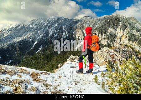 Herrliche Winterlandschaft, Wanderer Frau mit Rucksack und Mountain Equipment, auf Anzeigen in Piatra Craiului Bergen, Karpaten, Siebenbürgen, R Stockfoto