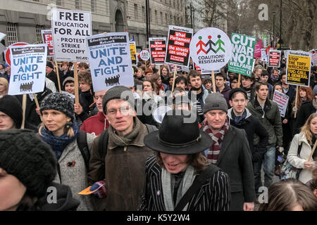 Studenten protestieren in London gegen die Kürzung der öffentlichen Ausgaben und die Erhöhung der Studiengebühren. Stockfoto