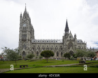 Quito, Ecuador - 2017: Die Basilika des Nationalen Gelübdes (Basílica del Voto Nacional) ist eine römisch-katholische Kirche im historischen Zentrum. Stockfoto