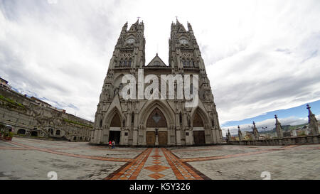 Quito, Ecuador - 2017: Die Basilika des Nationalen Gelübdes (Basílica del Voto Nacional) ist eine römisch-katholische Kirche im historischen Zentrum. Stockfoto