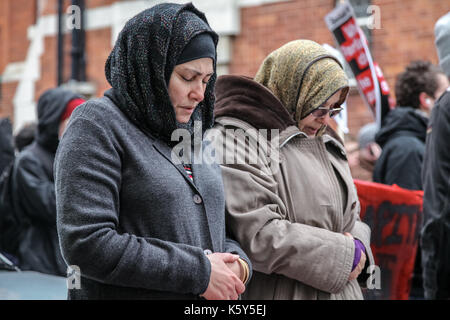 12.00 - Gebete während wütend Szenen außerhalb der Ägyptischen Botschaft in London, da Hunderte von Demonstranten sammelten sich außerhalb der Aufforderung an Präsident Hosni Mubarak. Stockfoto