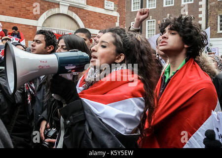 Wütend Szenen außerhalb der Ägyptischen Botschaft in London, da Hunderte von Demonstranten sammelten sich außerhalb der Aufforderung an Präsident Hosni Mubarak bis nach unten. Stockfoto