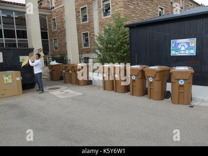 Studenten Recycling auf dem Campus der Universität Colorado Stockfoto