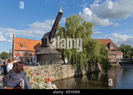 Alte Hafen mit Kran und Restaurant treadwheel Luener Muehle, Lüneburg, Niedersachsen, Deutschland Stockfoto