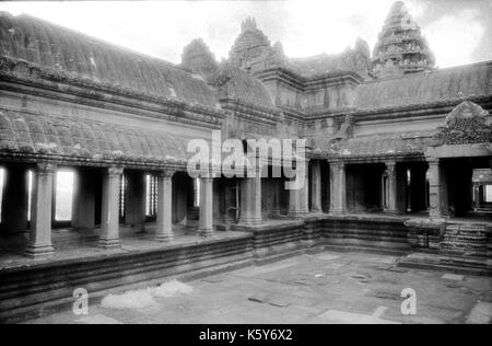 Innenhof, Angkor Wat, Kambodscha. Oktober 29, 1996. Bild auf B/W entstanden Infrarot Film. Stockfoto