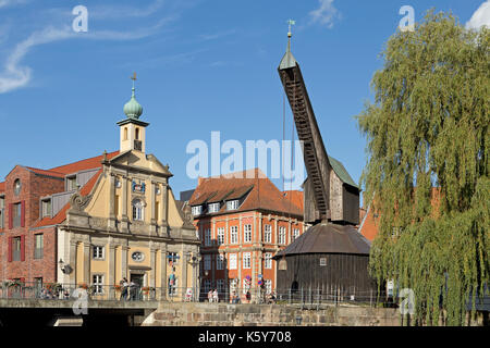 Hotel Altes Kaufhaus und treadwheel Kran, der alte Hafen, Lüneburg, Niedersachsen, Deutschland Stockfoto