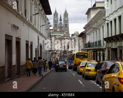 Quito, Ecuador - 2017: Eine Straße im historischen Zentrum, mit der Basilika des Nationalen Gelübdes (Basílica del Voto Nacional) im Hintergrund. Stockfoto