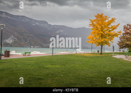 Herbst im See von Annecy in Frankreich Stockfoto