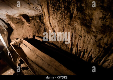 Schöne Lod Höhle in der Nähe von touristischen Pai Soppong Dorf voller Rock. Sehr alte hölzerne Gräbern versteckt im Untergrund. Stockfoto