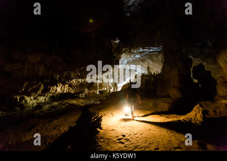 Schöne Lod Höhle in der Nähe von touristischen Pai Soppong Dorf voller Rock. Touristische speläologie Expedition in Thailand Stockfoto