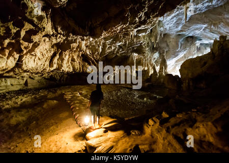 Schöne Lod Höhle in der Nähe von touristischen Pai Soppong Dorf voller Rock. Touristische speläologie Expedition in Thailand Stockfoto