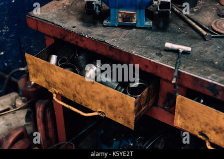 Alte und rostige Metall Papierkorb in einer KFZ-Werkstatt. Stockfoto