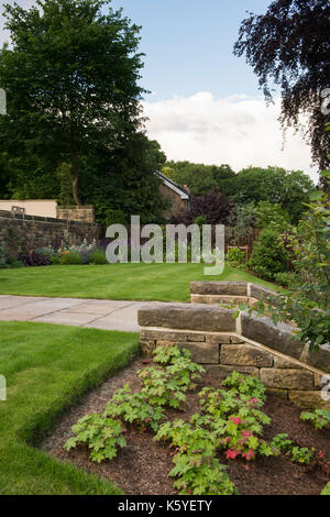 Schöne, private, traditionelle, Landschaftsgarten, Country Garden, West Yorkshire, England, UK-Blumenrabatten, Sommer blühende Pflanzen, Rasen & weg. Stockfoto