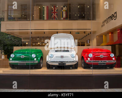Fiat 500 Kühlschränke in einem display Showroom in London Stockfoto