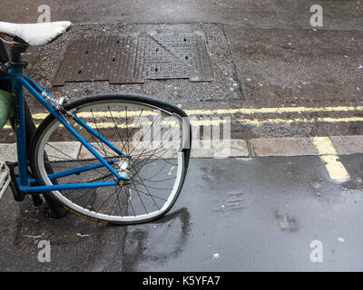 Ein defektes Rad auf ein Fahrrad in London - nicht überall Stockfoto