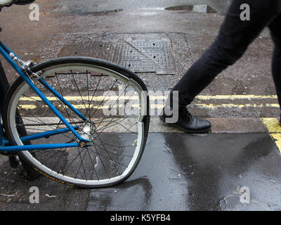 Ein defektes Rad auf ein Fahrrad in London - nicht überall Stockfoto