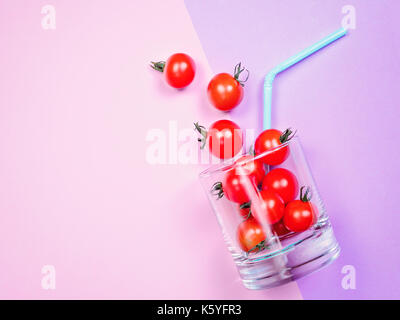 Tomaten Saft oder Smoothie, Cherry Tomaten in Getränke Glas mit Stroh Stockfoto