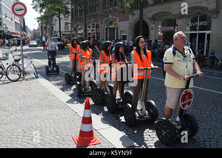 Touristen mit Segways in Amsterdam, Holland, Niederlande Stockfoto