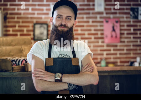 Porträt eines kühlen Hairstylist an Kamera mit Zuversicht Stockfoto