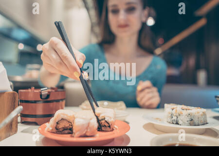 Frau isst Sushi essen im Japanischen Restaurant Stockfoto