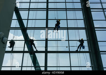 Professionelle Fensterputzer klettern Fassade Stockfoto