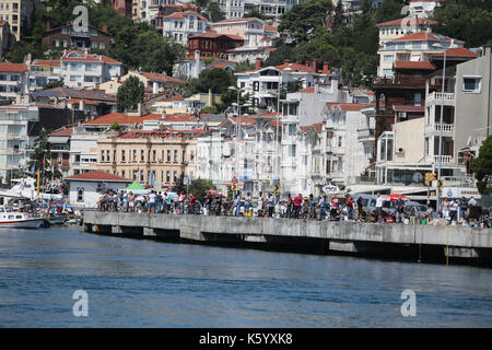 ISTANBUL, Türkei - 23. JULI 2017: Angeln im Bosporus Fischer Stockfoto