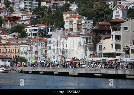 ISTANBUL, Türkei - 23. JULI 2017: Angeln im Bosporus Fischer Stockfoto