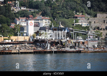 ISTANBUL, Türkei - 23. JULI 2017: Inkompatible bauten auf Galatasaray Insel im Bosporus zusammengebrochen. Stockfoto