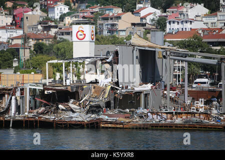 ISTANBUL, Türkei - 23. JULI 2017: Inkompatible bauten auf Galatasaray Insel im Bosporus zusammengebrochen. Stockfoto