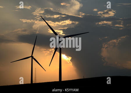 Windräder im Sonnenuntergang in Oklahoma. Stockfoto