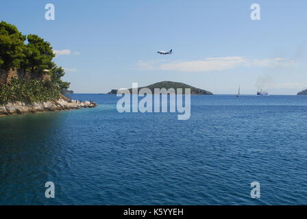 Skiathos Stadt auf der Insel Skiathos, Griechenland. Schöne Aussicht auf die Altstadt mit der Boote im Hafen. Stockfoto
