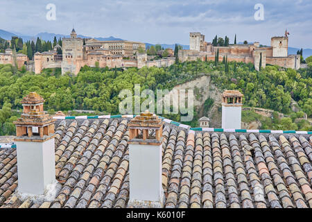 Blick von der Alhambra von der Albaicin Viertel mit Häusern Dächer Stockfoto