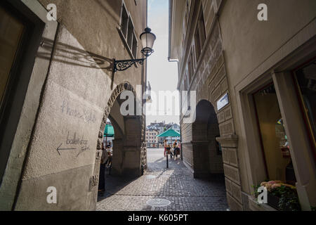 Zürich, 15.Juli: Schöne und historische alte Straße am 15.Juli 2017 in Zürich, Schweiz Stockfoto