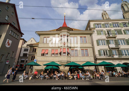 Zürich, 15.Juli: Schöne und historische alte Straße am 15.Juli 2017 in Zürich, Schweiz Stockfoto