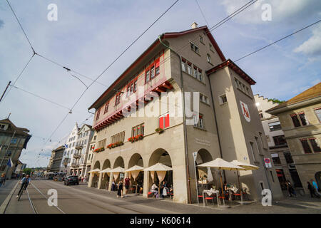 Zürich, 15.Juli: Schöne und historische alte Straße am 15.Juli 2017 in Zürich, Schweiz Stockfoto