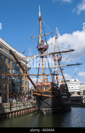 Golden Hinde (Replik des Golden Hind) liegt im St Mary Overie Dock, London Stockfoto