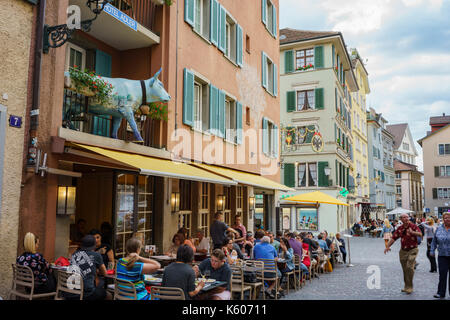 Zürich, 15.Juli: Schöne und historische alte Straße am 15.Juli 2017 in Zürich, Schweiz Stockfoto