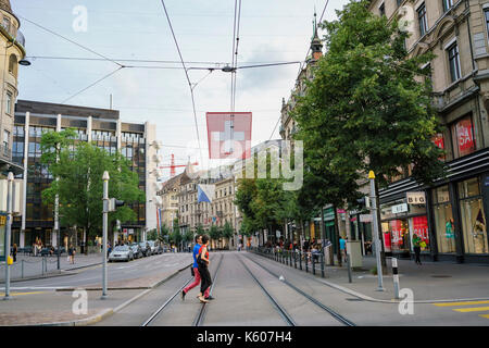 Zürich, 15.Juli: Leute der schönen und historischen Altstadt Straße überqueren, am 15.Juli 2017 in Zürich, Schweiz Stockfoto