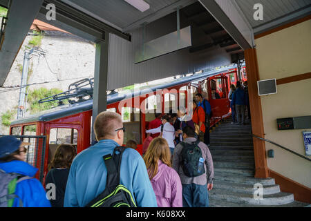 Luzern, JUL 16: Blick vom Sonderzug auf den Pilatus am 16. JUL 2017 in Luzern, Schweiz Stockfoto